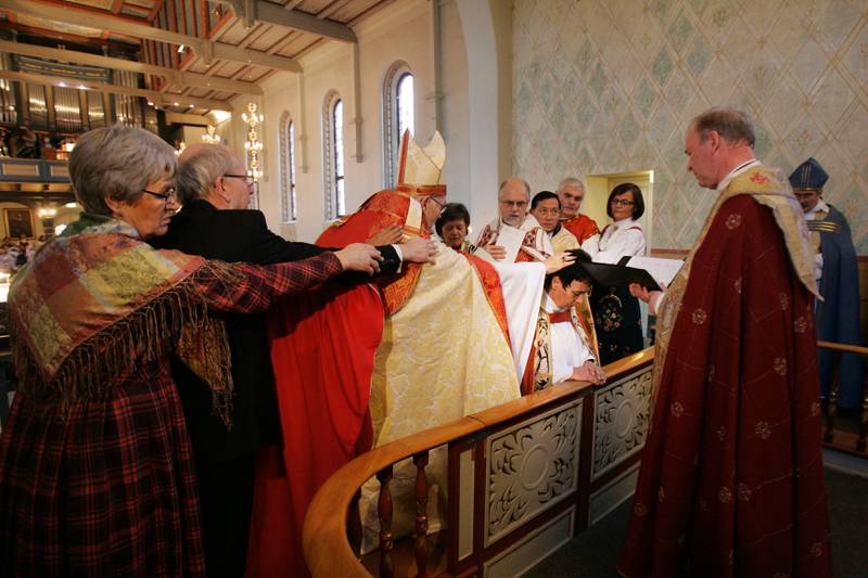 NY KVINNELIG HAMAR-BISKOP: Solveig Fiske vigsles til biskop i Hamar domkirke i desember 2006. Her under håndspåleggelsen.
