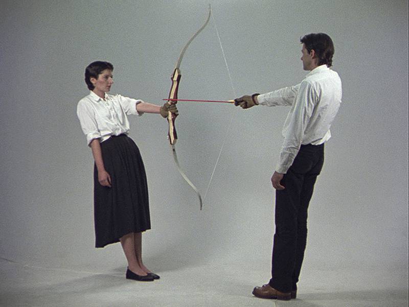 I Rest Enery (1980) samarbeidet Marina Abramović med den tyske kunstneren og partneren Ulay. Pilen er vendt mot Abramovićs  hjerte, mens små mikrofoner tok opp hjerteslagene til paret.