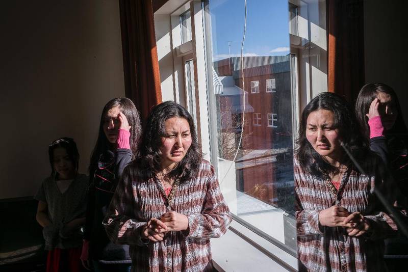 Atefeh Mohammadi ser framtiden lyst i møte mens hun kikker bort på den tekniske skolen i Reykjavik der hun har planlegger å utdanne seg til elektriker en dag.
