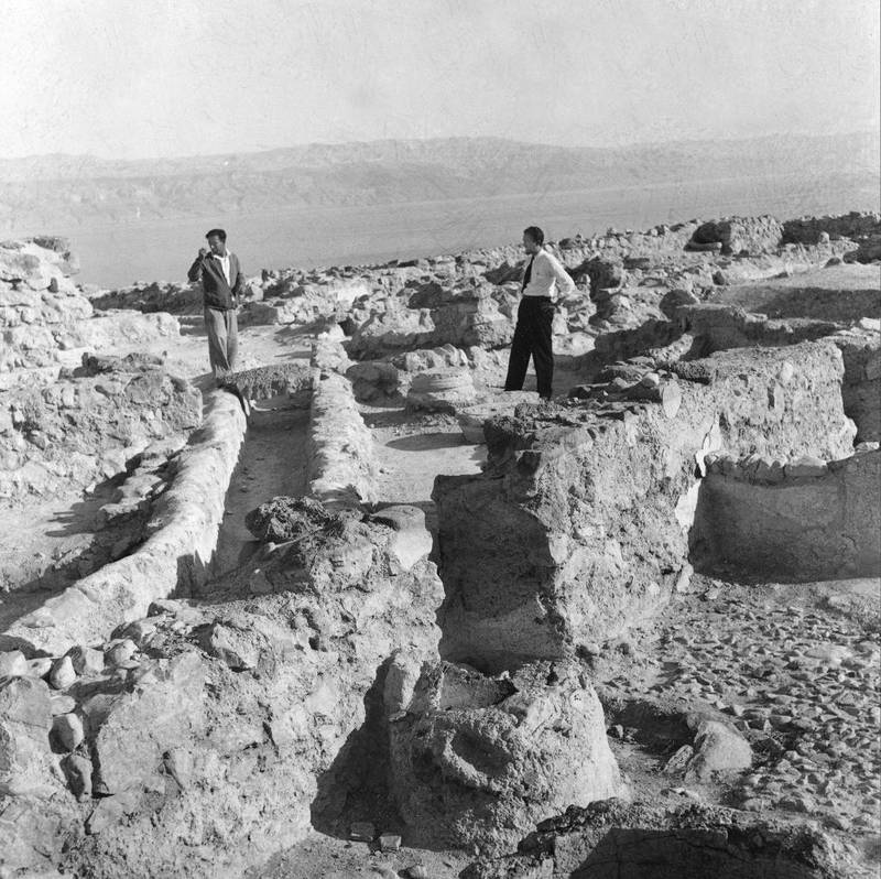 To menn hviler i en pause mellom utgravningene i Qumran på 50-tallet.