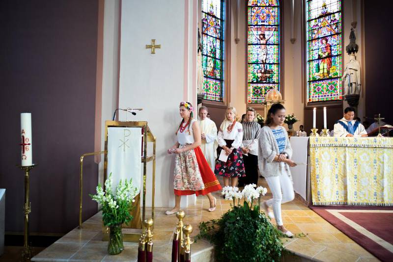 Joanna Kucharczyk går fram for å lese på polsk en av forbønnene under messen som åpnet kulturdagen i St. Olav menighet i Oslo. 