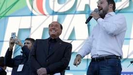 Berlusconi vurderer å stille til valg igjen