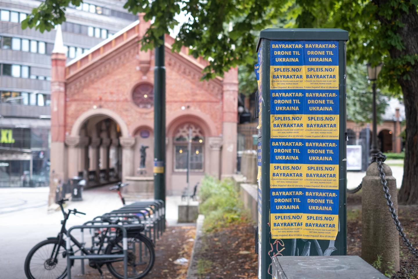 26.07.22, Oslo sentrum. Klistremerker/plakater av spleis "drone til Ukraina".