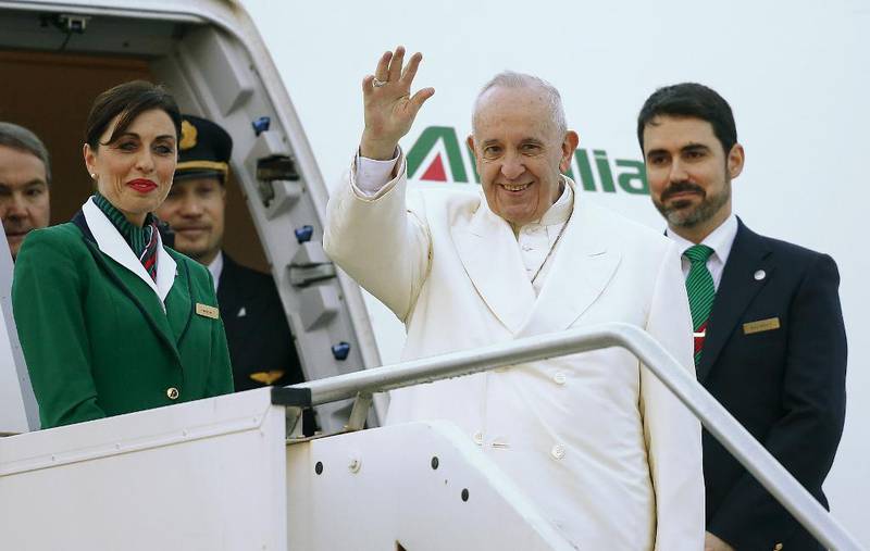 Pave Frans på veg in flyet som skal ta han til Havanna.