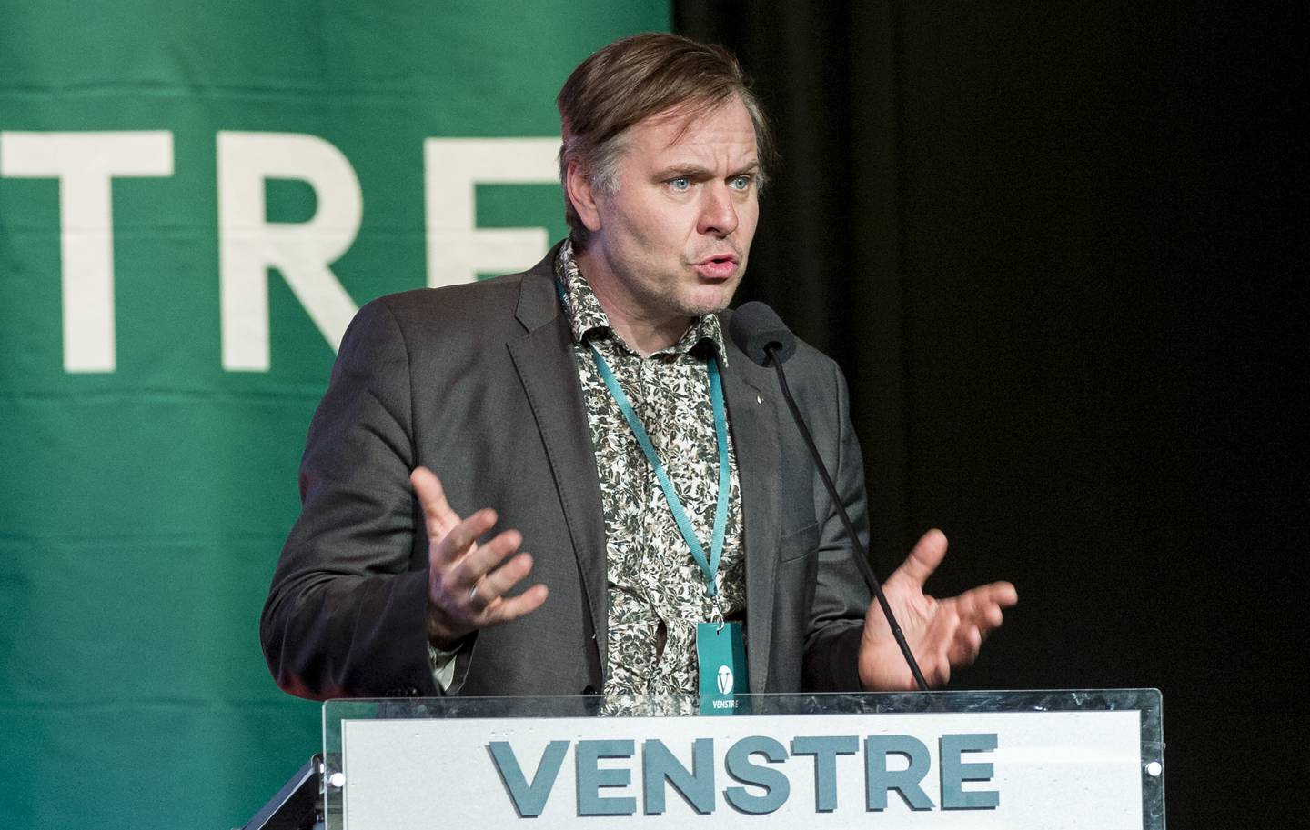 Alfred Bjørlo i Venstre mener SV har mer å tjene på å danne flertall med opposisjonen om lønnsstøtte enn å søke samarbeid med regjeringen. Foto: Ned Alley / NTB