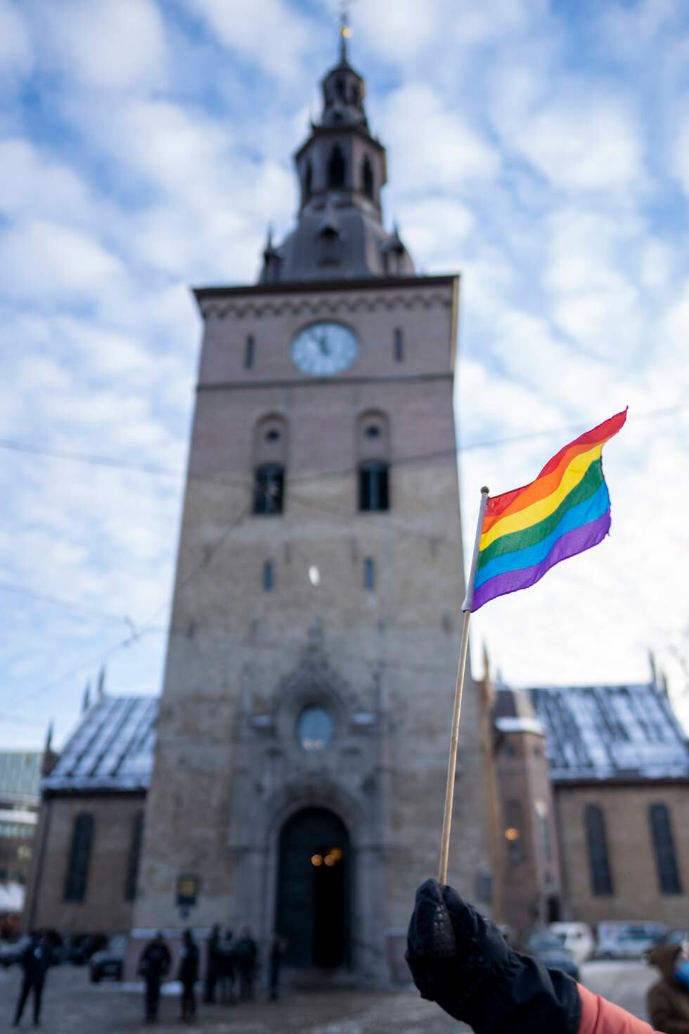 Oslo 20211206. 
Et regnbueflagg veiver foran Oslo domkirke under bisettelsen av Karen-Christine  Friele.
Foto: Heiko Junge / NTB
