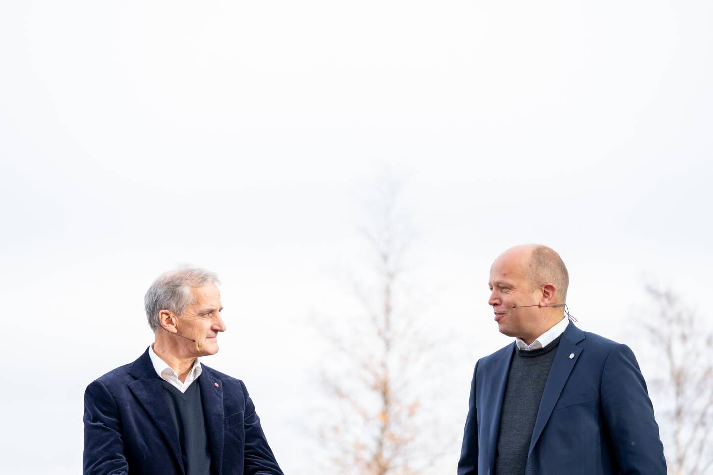Ap-leder Jonas Gahr Støre og Sp-leder Trygve Slagsvold Vedum vil ha flere statlige arbeidsplasser ut i landet. 
Foto: Torstein Bøe / NTB