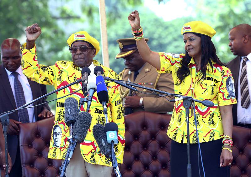 For en uke siden lot president Robert Mugabe og kona Grace seg hylle på solidaritetsmarsj i Zimbabwes hovedstad Harare. Onsdag ble presidenten satt i husarrest etter militærkupp, mens kona angivelig flyktet til Namibia.