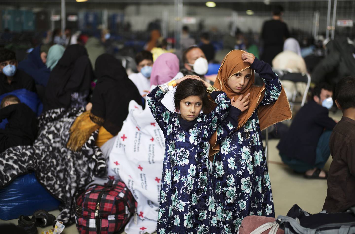 To jenter venter på å bli evakuert ut av Afghanistan mens flyplassen i Kabul fortsatt var under amerikansk kontroll. Det er ventet at mange hundretusen afghanere vil forsøke å forlate landet de neste månedene.