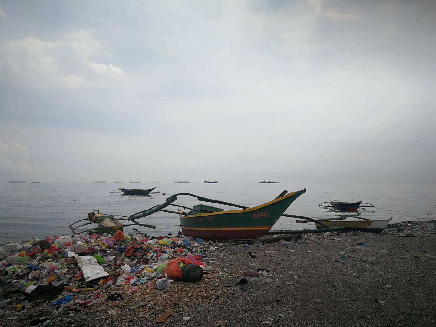 Søppel på ei strand i Filippinene.
