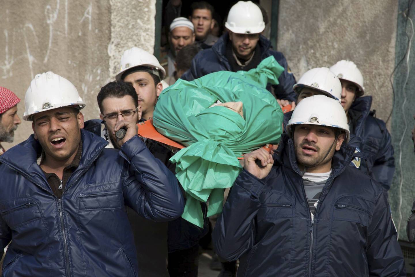 BEGRAVELSE: De hvite hjelmene bærer Ilias Mahmoud al-Taweel, en kollega som ble drept.