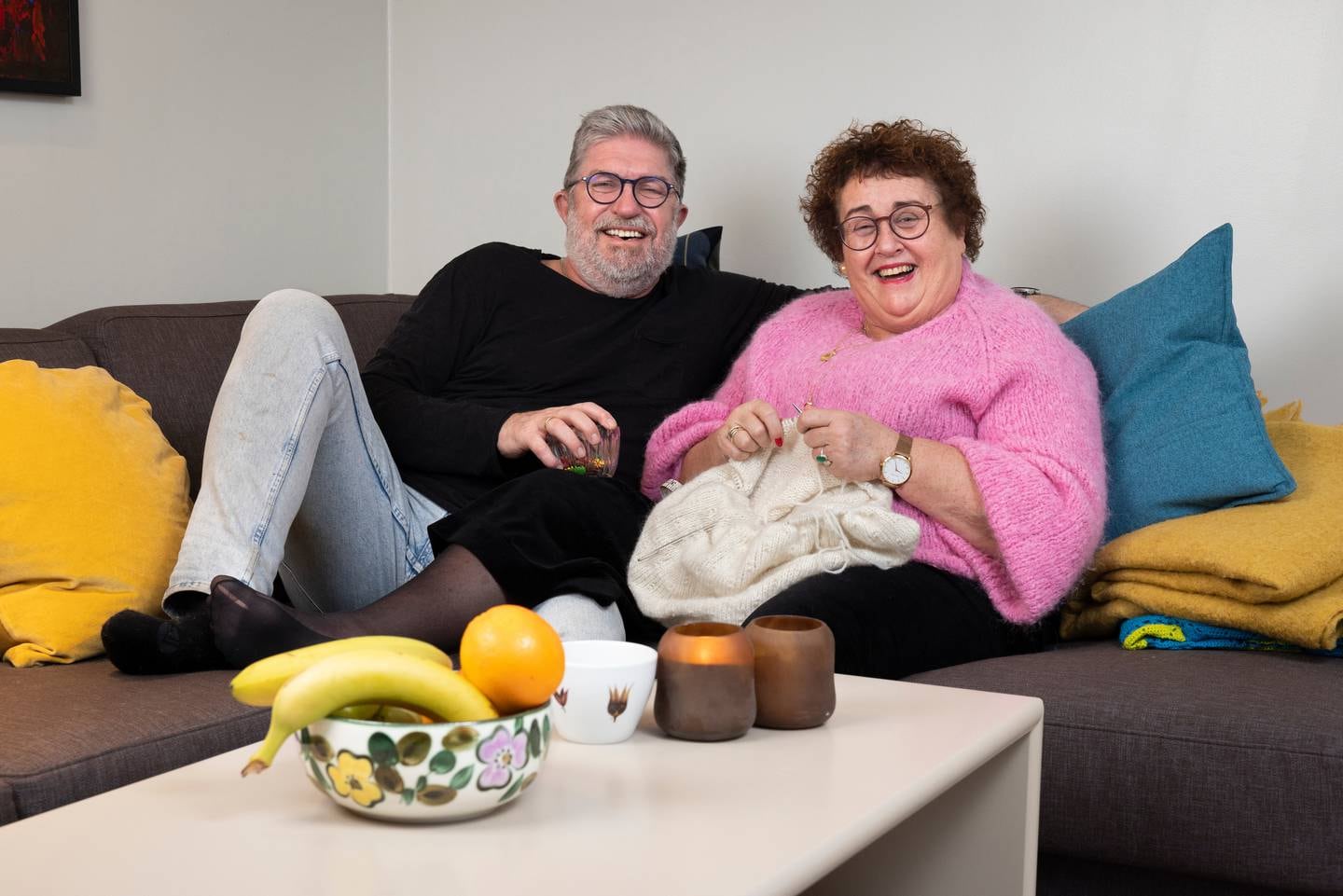 Olaug Bollestad multitasker når hun og mannen Jan Frode ser på TV for ny runde «Sofa»-reality. Foto: Espen Solli / TV 2 NTB kultur