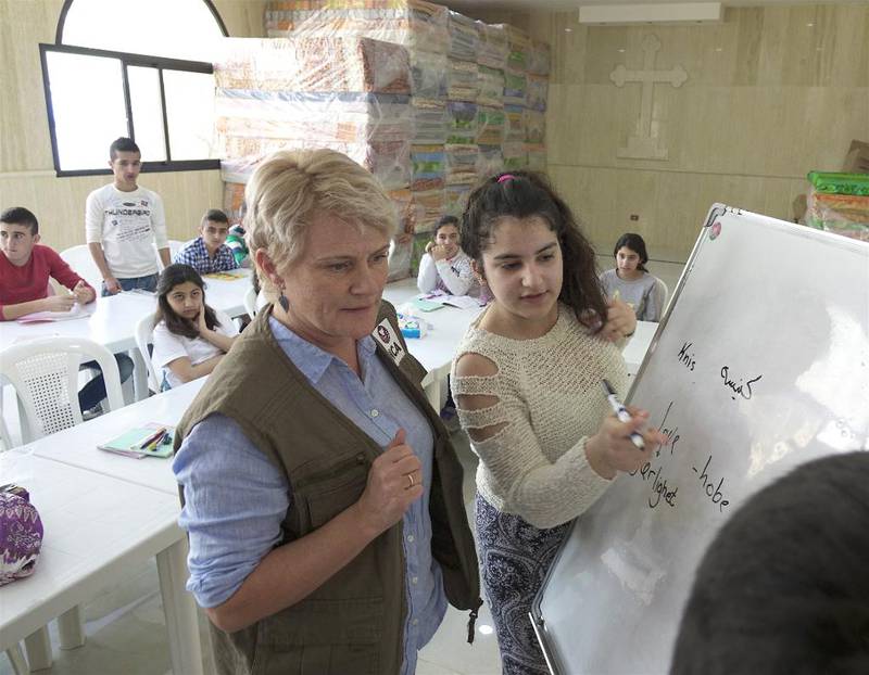 Generalsekretær i Kirkens Nødhjelp, Anne Marie Helland, deltar i gjensidig språkopplæring i engelsk, arabisk og norsk med Elsin (14), en assyrisk flyktning i Libanon.