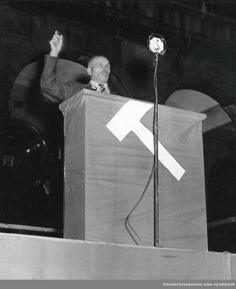 Arbeiderpartihøvdingen Martin Tranmæl på talerstolen på Youngstorget i Oslo i 1937. Tanmæls og andre Ap-politikeres begeistring for revolusjonen og kommuniststyret i Moskva skulle etter hvert kjølne.