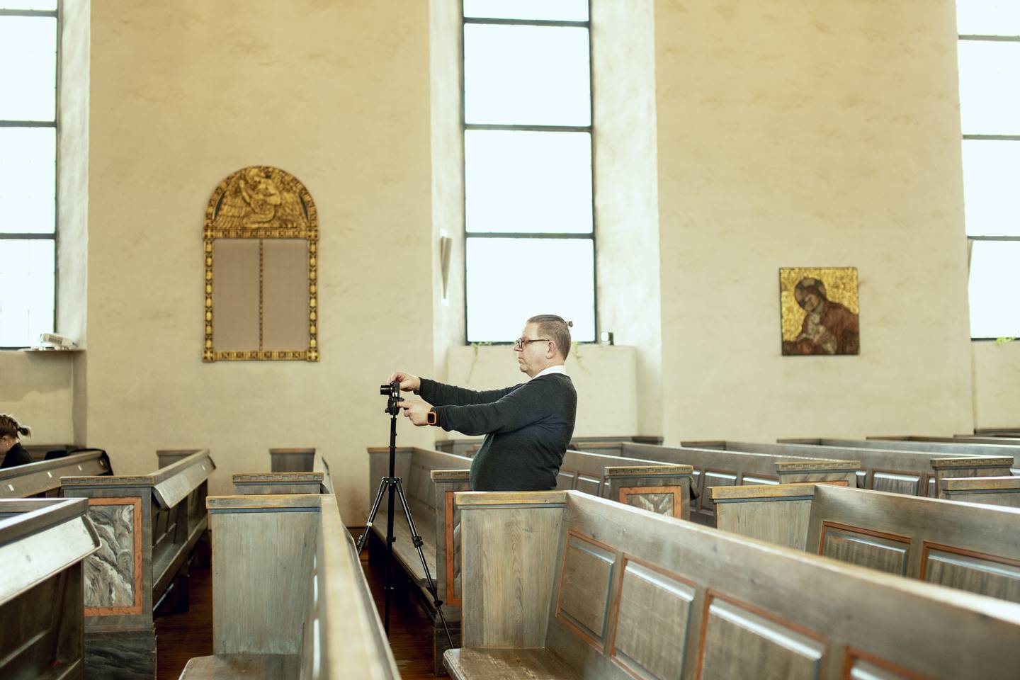 16.02.22 Oslo, Norge. Ris Kirke. Forberedelser før en begravelse fotografert ifb med sak om livestreaming i begravelser.