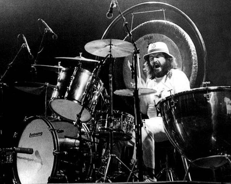 John Bonham i Led Zeppelin, bandet som på 1970-tallet ble beskyldt for å være den fremste eksponenten for djevelsk musikk. 