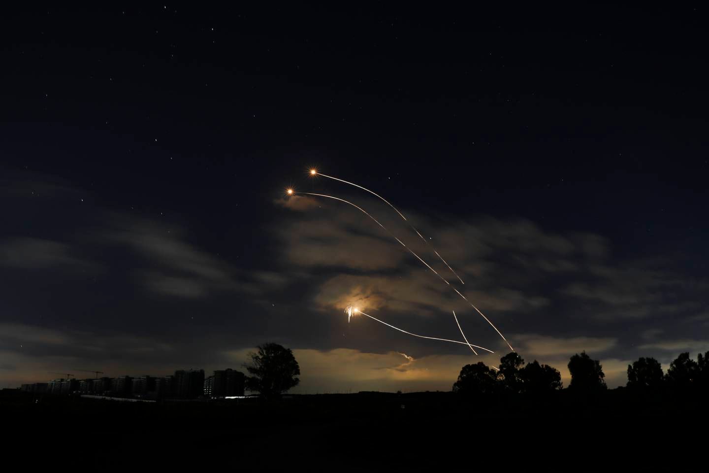 Israels Iron Dome-luftvernsystem skyter ned raketter på vei mot Israel fra Gazastripen. Foto: Ariel Schalit / AP / NTB